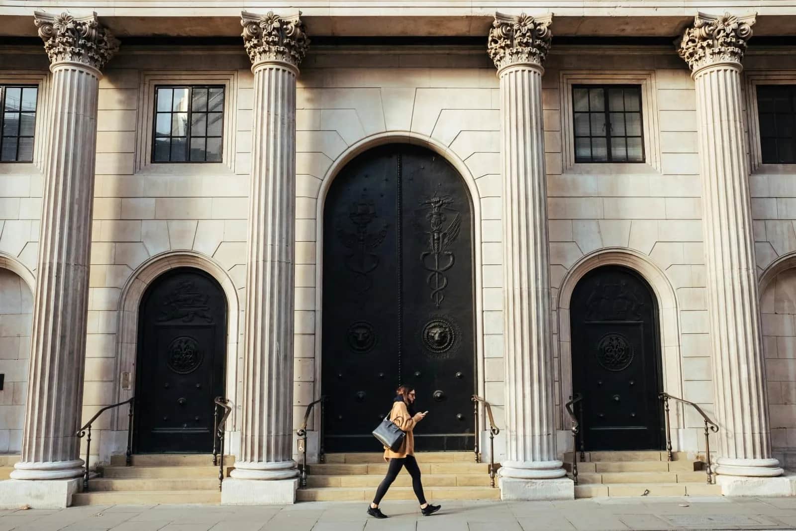 Bank of England Abandons Stablecoin Holding Limits, Imposes £40 Billion Issuance Cap