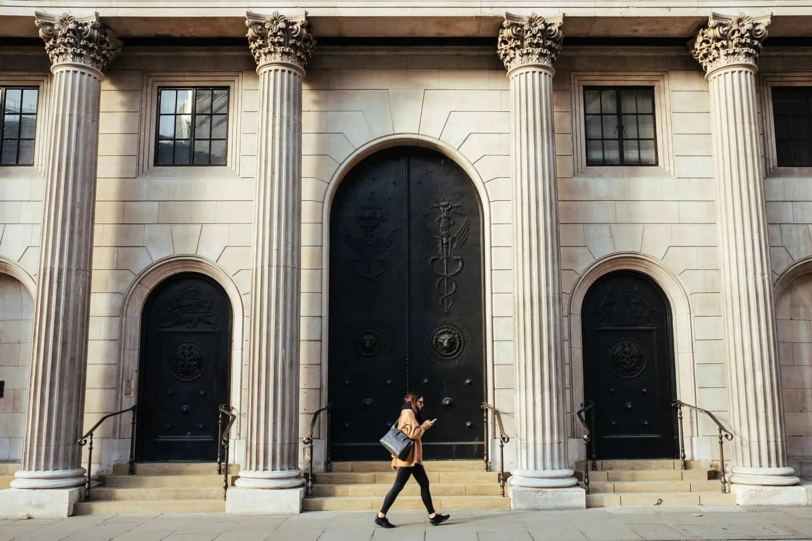 Bank of England Abandons Stablecoin Holding Limits, Imposes £40 Billion Issuance Cap