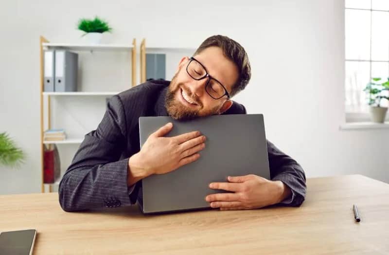 Microsoft tells Windows 10 holdouts they can keep using their PCs until 2027