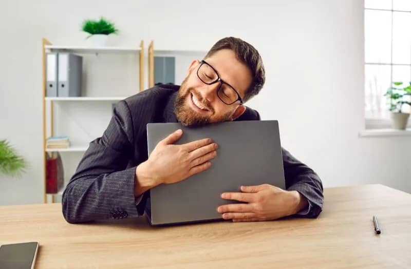 Microsoft tells Windows 10 holdouts they can keep using their PCs until 2027